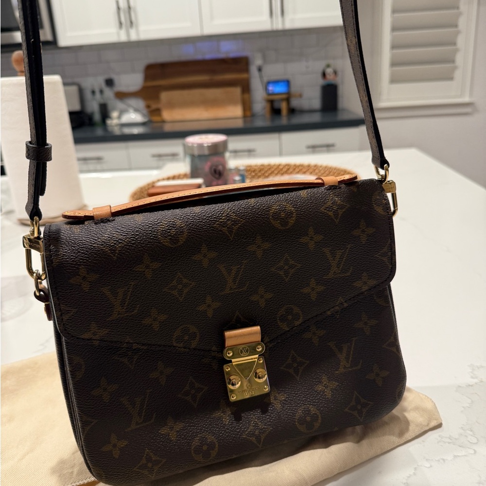 Authentic Louis Vuitton Pochette Metis in Monogram